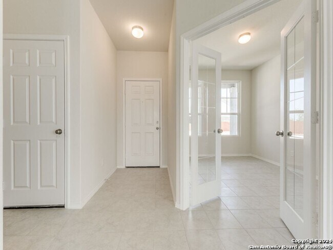 Foto del edificio - 27230 Holly Grape