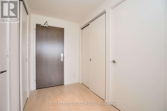 Building Photo - 101 Charles St E