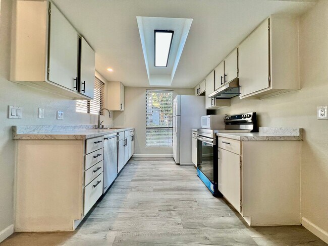 Foto del edificio - AVAILABLE NOW!! Recently Renovated 2 Bedroom 2 Bathroom Condo in Palm Springs!