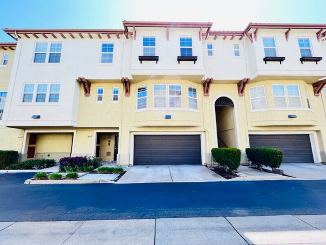 Foto principal - Beautiful 3BD/2.5BA Tri-Level Gallery Walk...