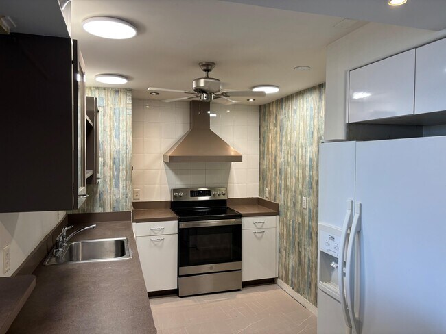 Building Photo - 5600 N Flagler Dr