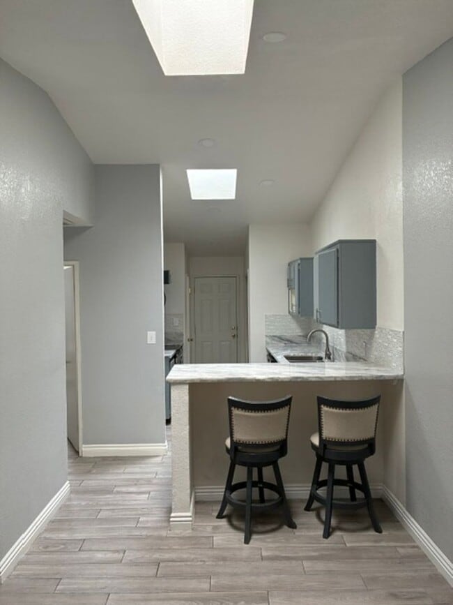 Building Photo - 1 Bedroom Condo with Fireplace, Private Patio, Pool Access & Washer/Dryer Included