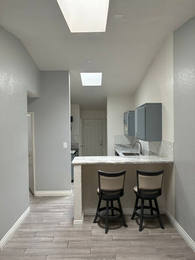Foto del edificio - 1 Bedroom Condo with Fireplace, Private Patio, Pool Access & Washer/Dryer Included