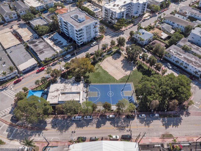 Foto del edificio - 7925 Carlyle Ave