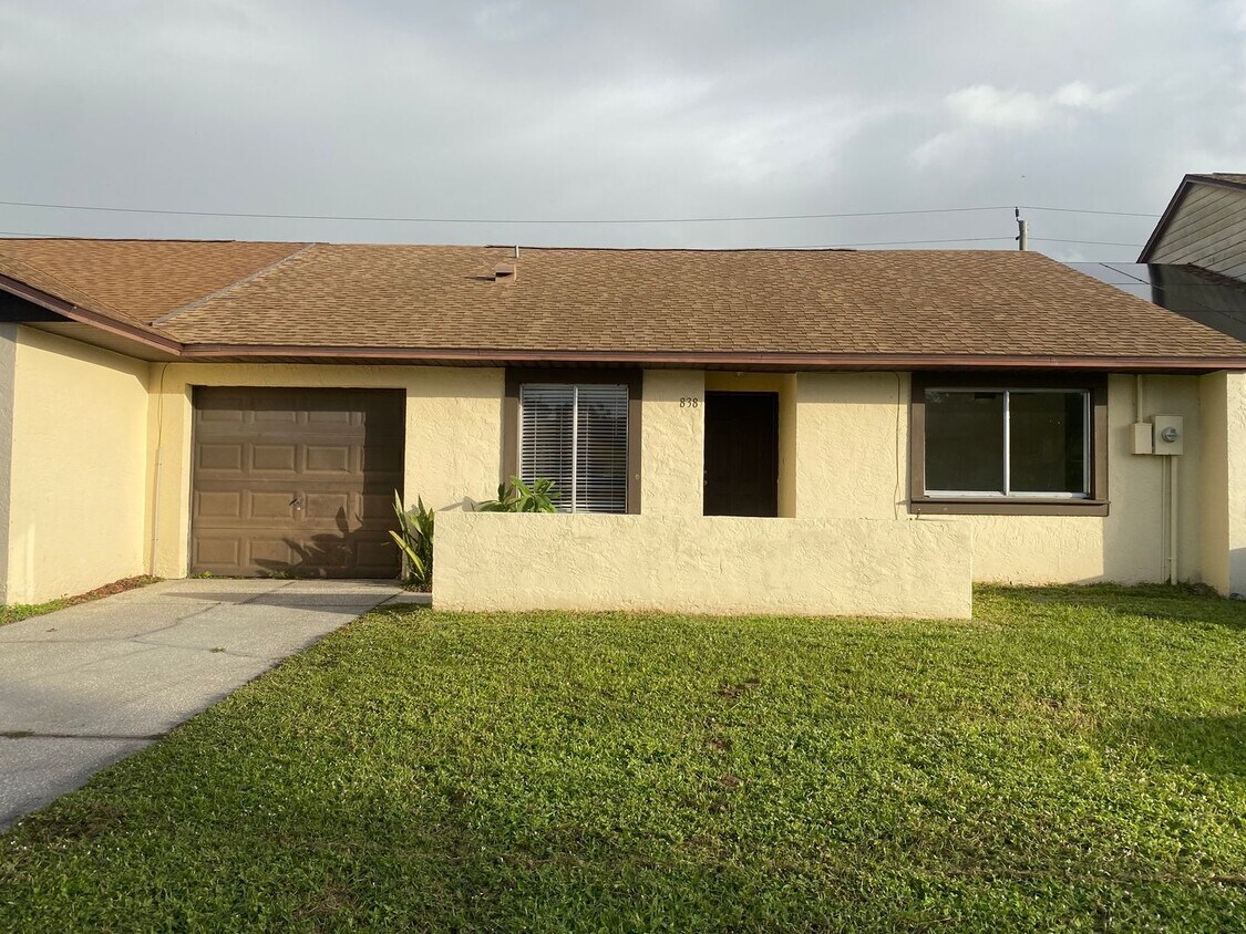Foto principal - Welcome to this charming 2 bedroom, 2 bath...
