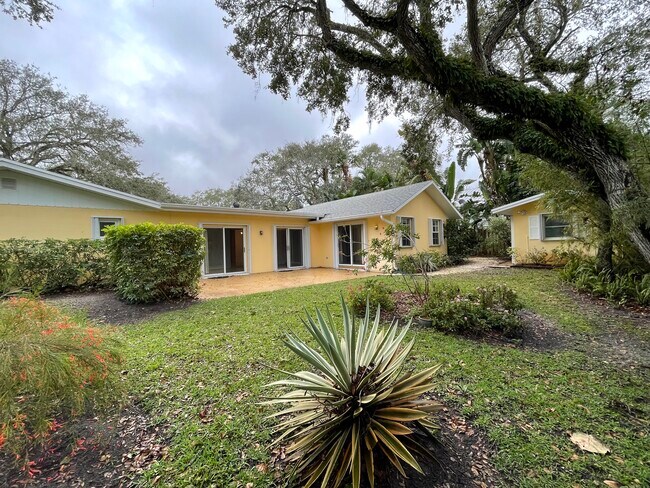 Building Photo - 545 Date Palm Rd