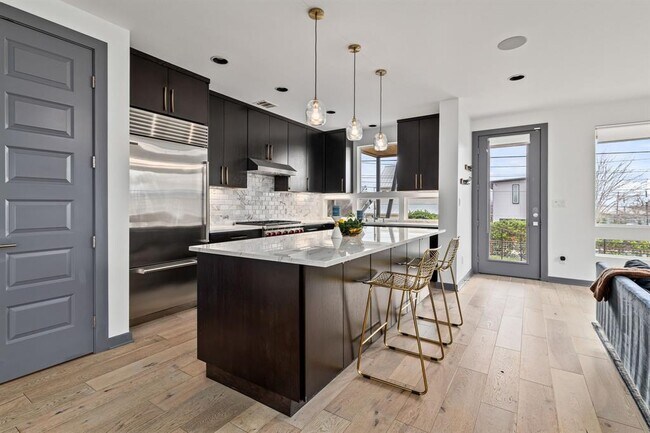 Foto del edificio - 2400 E 8th St
