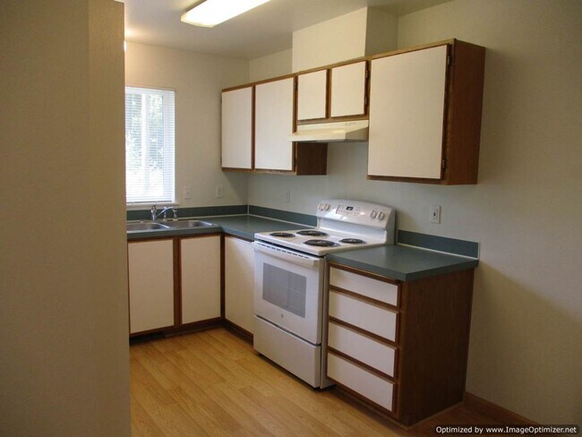 Foto del edificio - 2 Bedroom, 1.5 Bathroom Townhouse in Port ...
