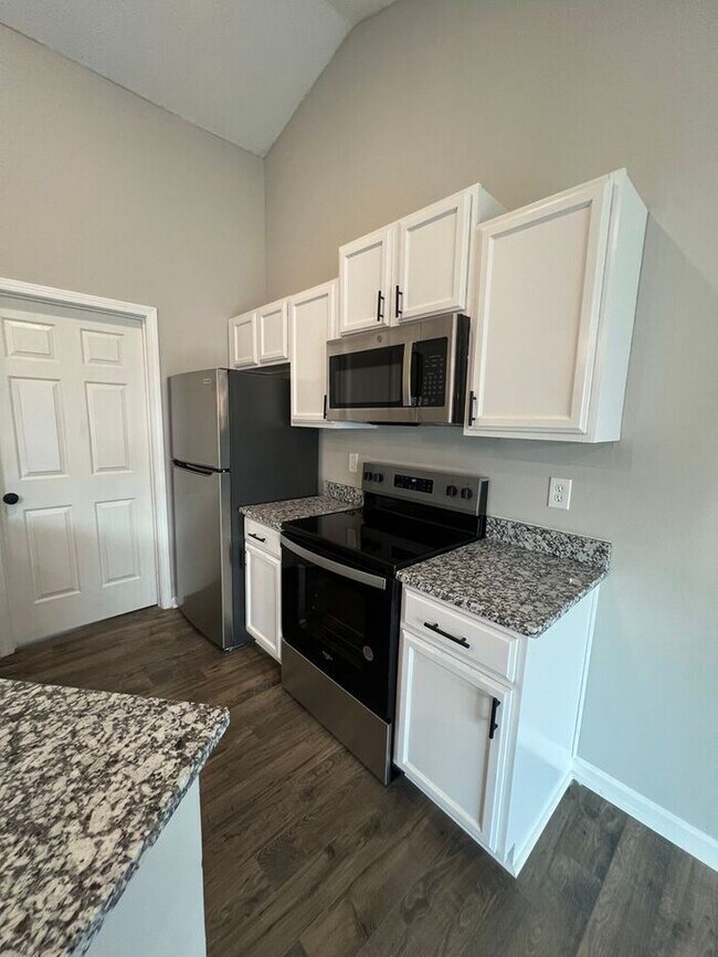 Building Photo - MOVE IN SPECIAL! 4 Bed/3 bath Single Famil...
