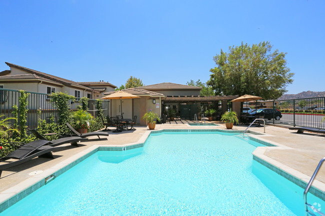 Piscina - Castaic Lake Senior Apartments