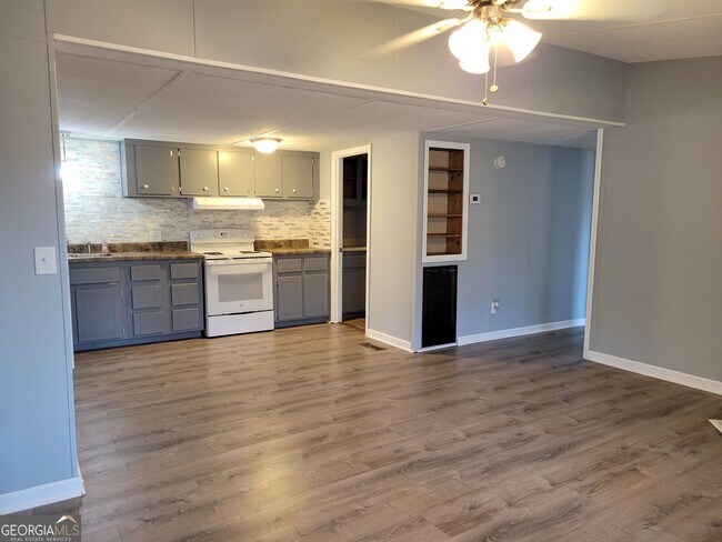 Foto del edificio - 1055 Burnett Ferry Rd SW