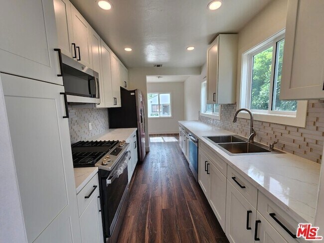 Foto del edificio - 6639 Chimineas Ave