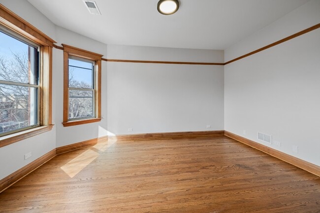 Building Photo - Renovated Logan Square 3 Bedroom - Available March 15th!