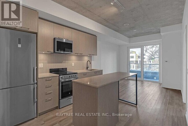 Photo du bâtiment - 1808 St Clair Ave W