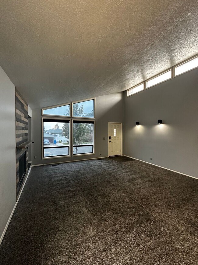 Foto del edificio - MOVE IN SPECIAL-- DECEMBER RENT FREE--Wonderful Single-Family Home in The Highland Area