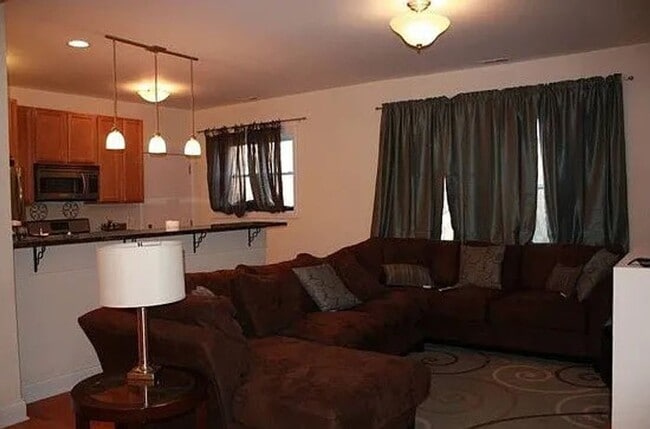 Building Photo - Rogers Park Gem with in-unit Laundry