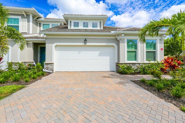 Foto del edificio - **NEW CONSTRUCTION** GATED BEAUTIFUL COMMU...