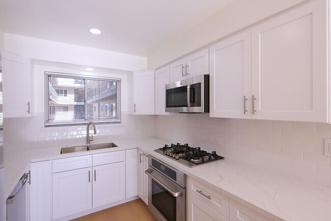 Building Photo - IN-UNIT LAUNDRY WITH ON-SITE PARKING!!