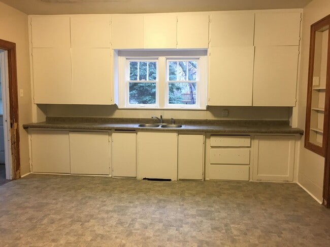 Building Photo - Spacious 4 Bedroom Home - Northside of Hol...
