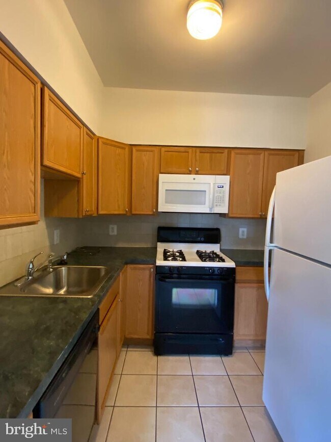Building Photo - 277 Sumac St