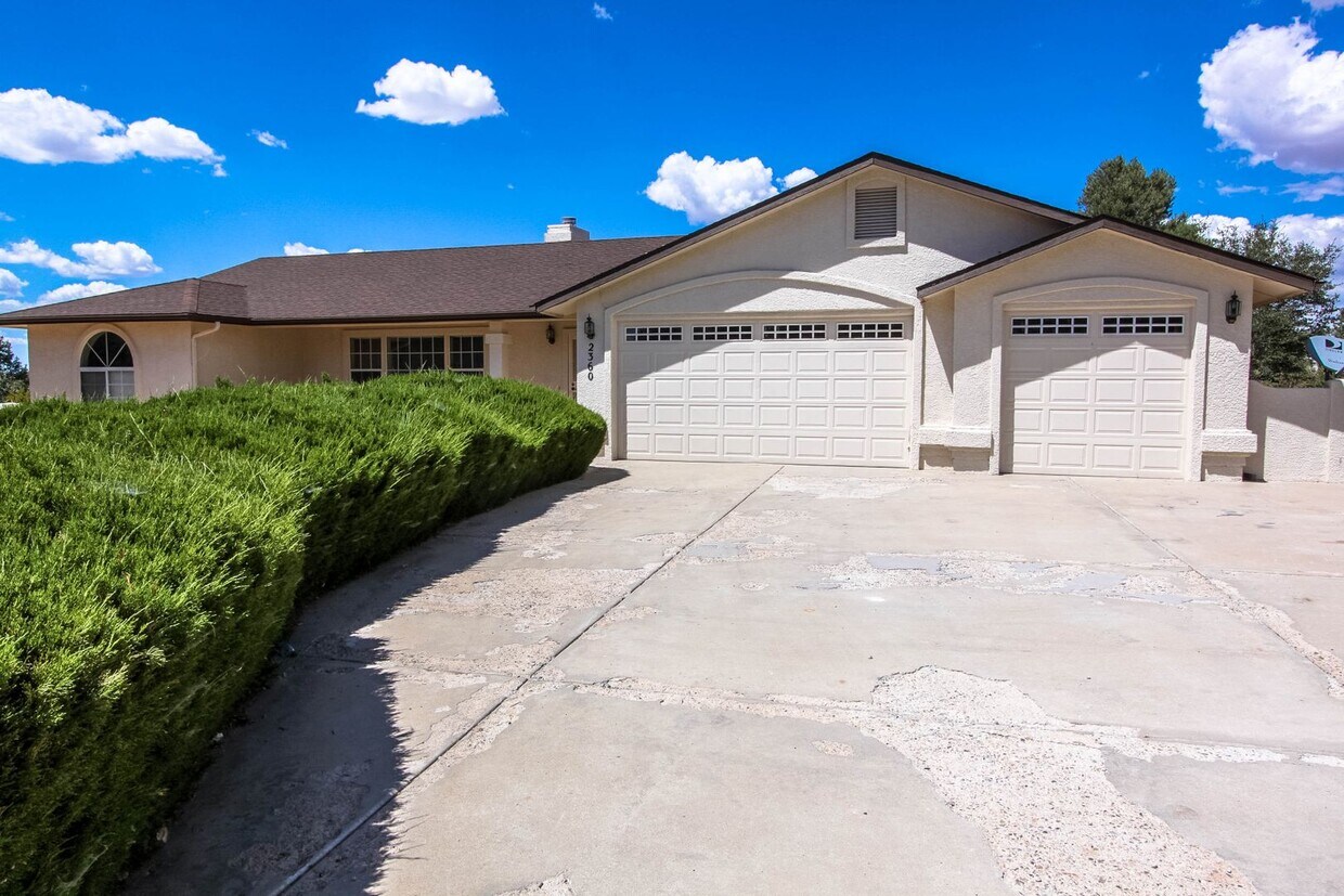 Primary Photo - Williamson Valley Home with 3 Car Garage
