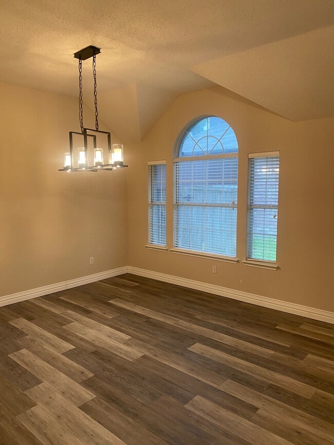 Building Photo - 4505 Scenic Dr
