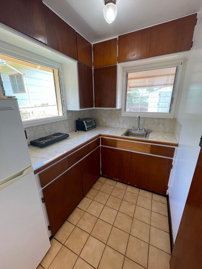 Building Photo - COZY KAIMUKI COTTAGE- UTILITIES AND PARKIN...