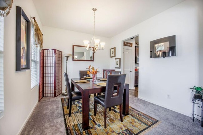 Foto del edificio - Beautiful Traditional Home with Downstairs...