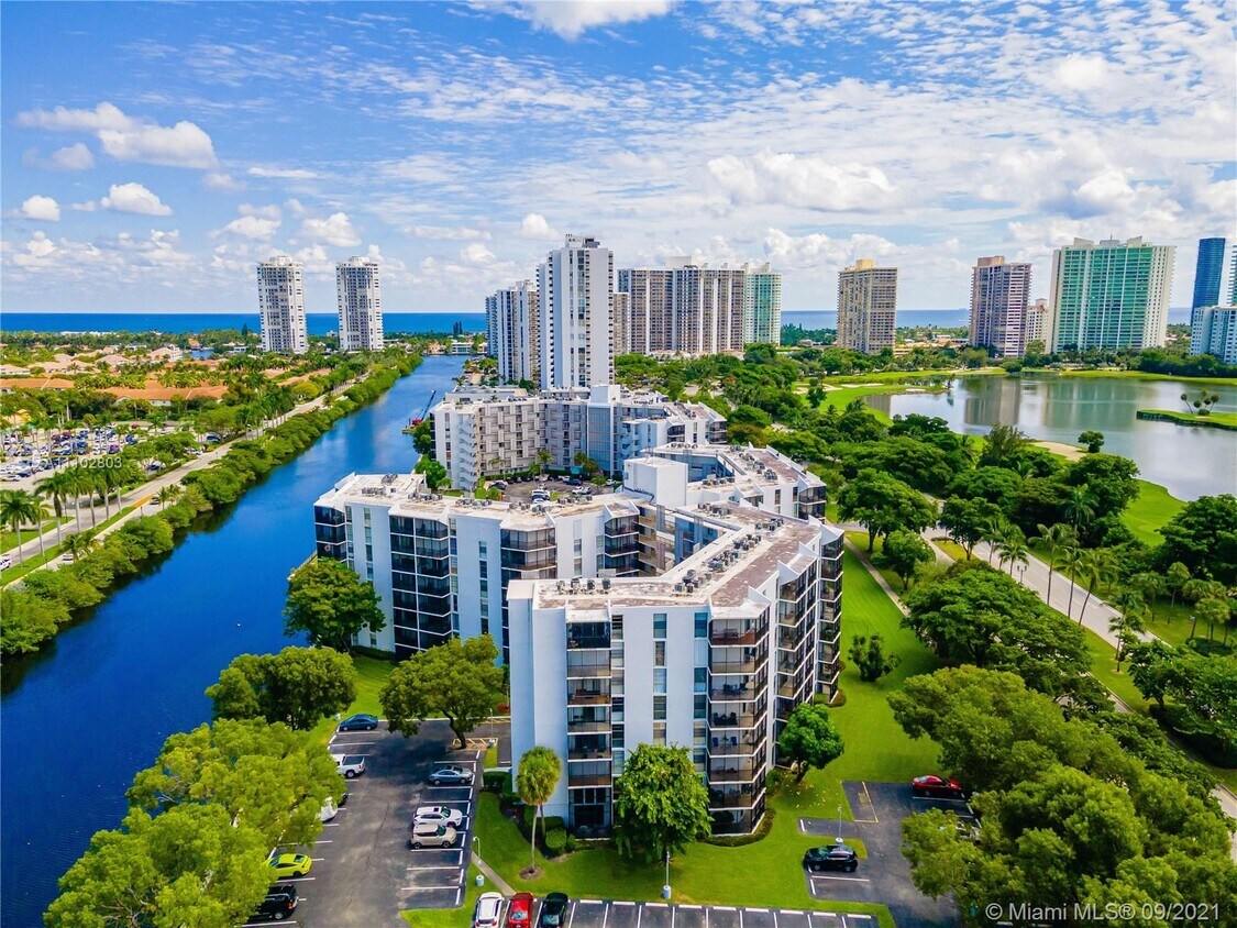 Foto principal - 3401 N Country Club Dr