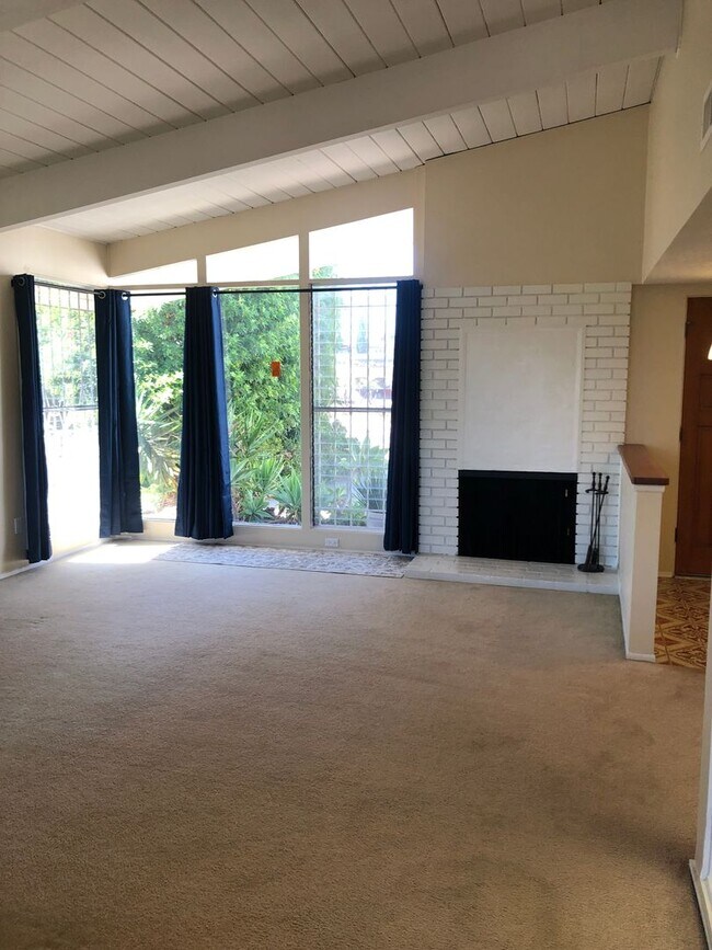 Foto del edificio - Spacious Single Story 4 bed 2 bath home in Serra Mesa w/2 car garage