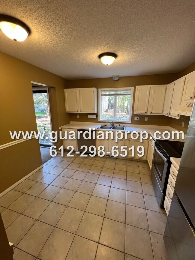 Foto del edificio - End Unit Maplewood Townhouse Available Jan...