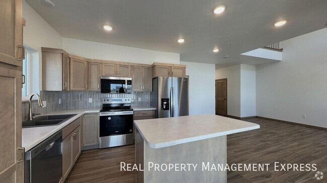 Building Photo - Free Yard Maintenance! 3 Bed 2.5 Bath Town...