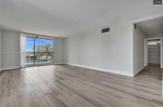 Foto del edificio - 7175 Orange Dr