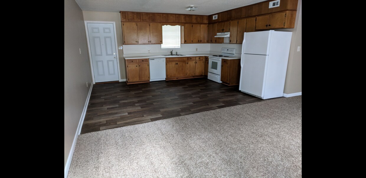 Building Photo - Twin Oaks D-F