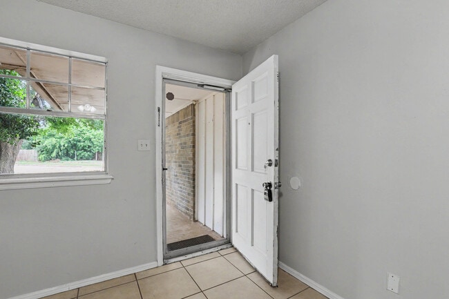 Building Photo - 1301 Amhurst Ave