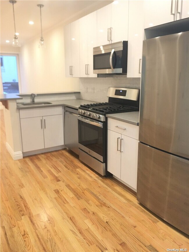 Foto del edificio - 60-81-81 Myrtle Ave