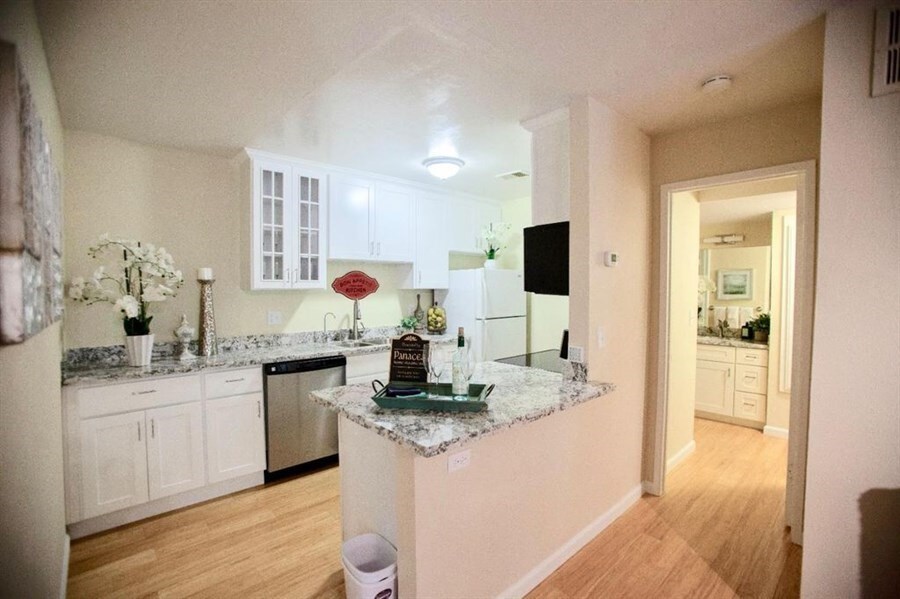 Primary Photo - Beautiful Condo in Fantastic Location