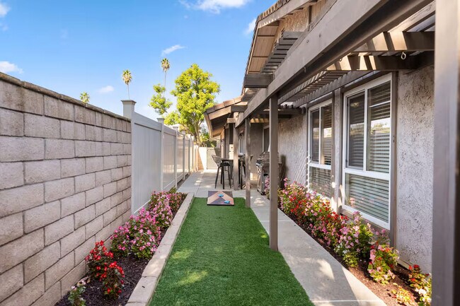 Foto del edificio - 2718 Nectarine Ave