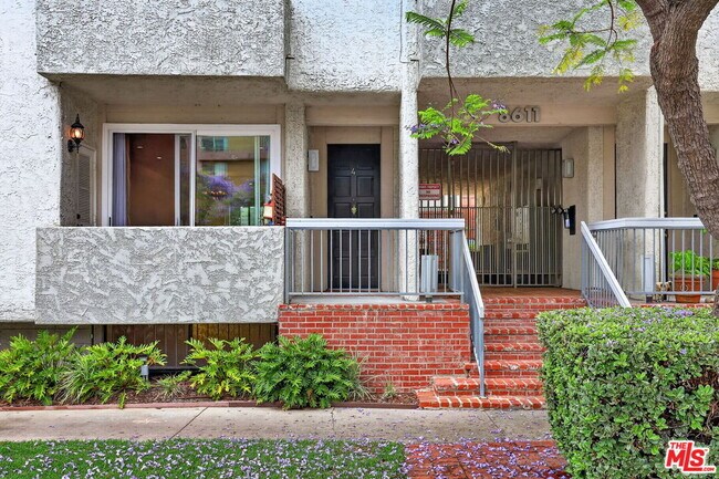 Foto del edificio - 8611 Burton Wy