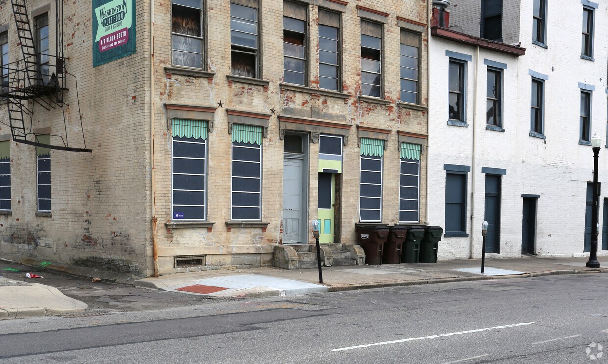 Building Photo - 1008-1010 Elm St