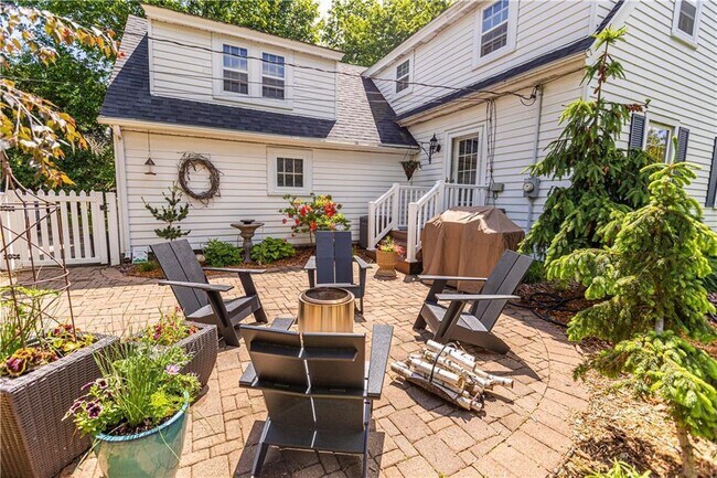 Foto del edificio - 1/2 Off First Month's Rent for Stunning 4-Bedroom Home with Attached Garage and Fenced Yard