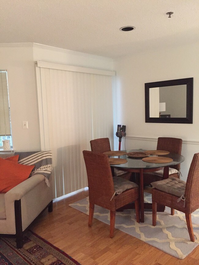Dining area - 1504 Lincoln Way