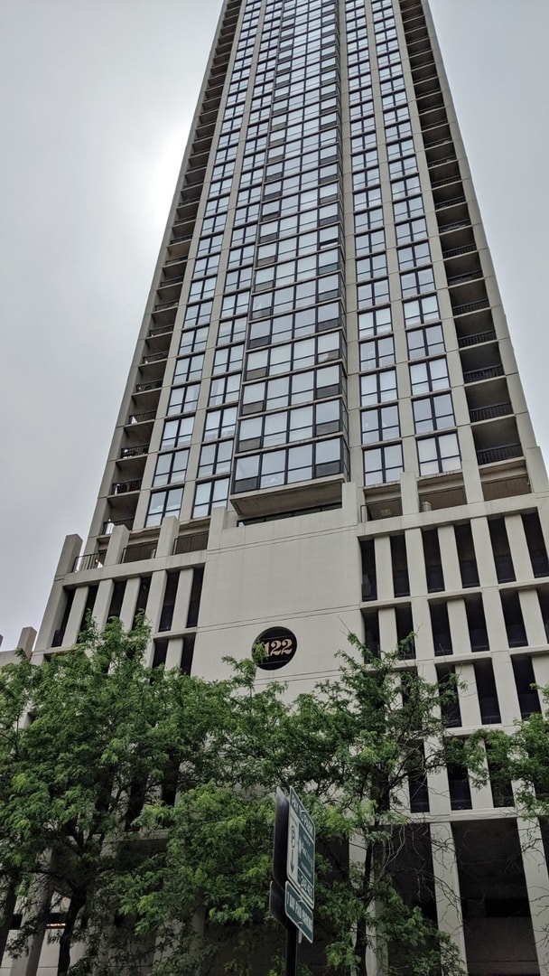Building Photo - 1122 N Clark St