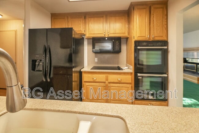 Building Photo - 2901 Doidge Ave