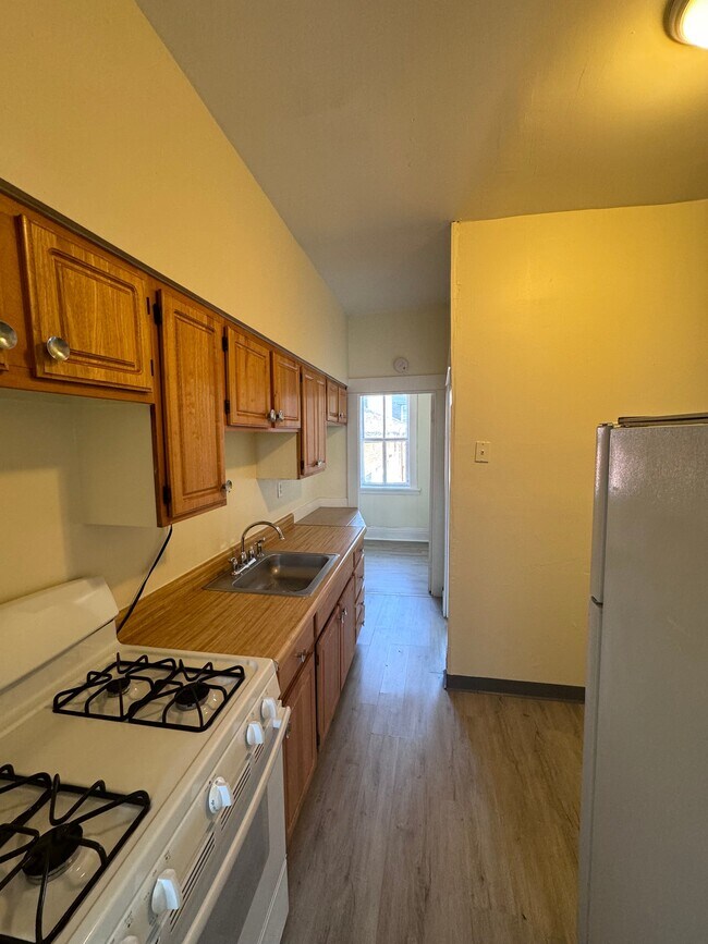 Building Photo - 4 E Oakwood Pl