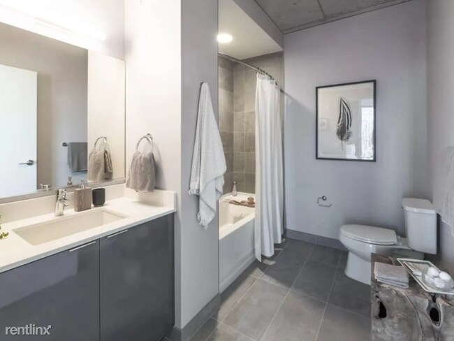 Foto del edificio - 1 br, 1 bath Condo - 313 W Illinois St