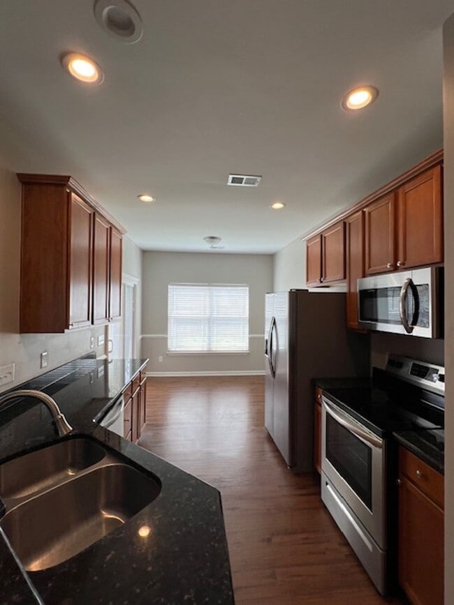 Foto del edificio - Enjoy this Open Floorplan includes 3 BD-2.5 BA - Master On Main - A Huge Loft/Bonus. Community Po...
