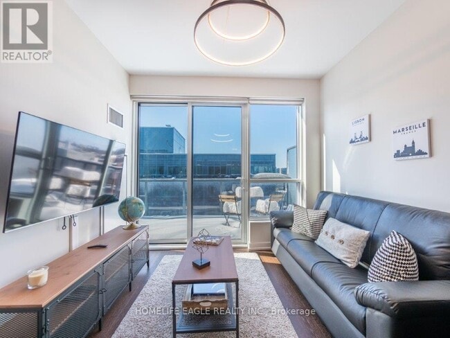 Building Photo - 1030 King St W