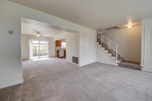 Interior Photo - 3301-3341 Lakeview St