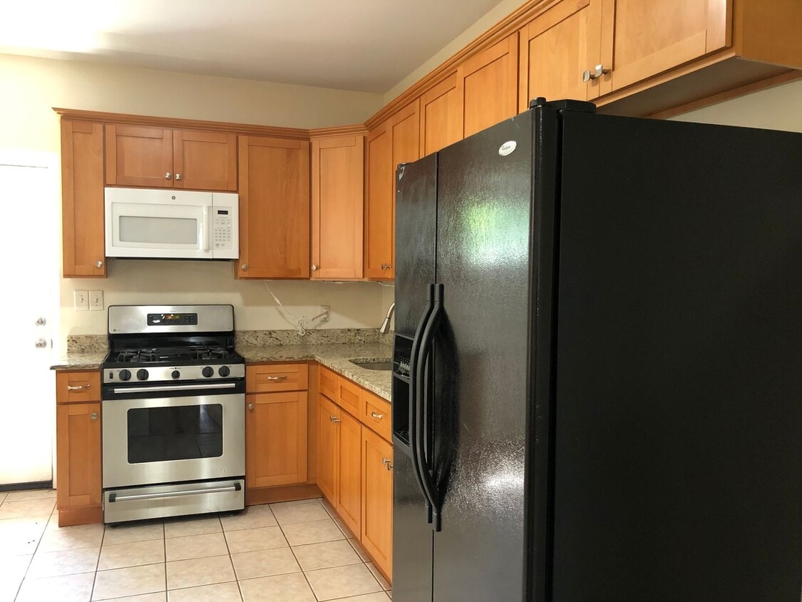 Foto principal - Fantastic 4 Bedroom/ 1 Bath Renovated Home...